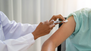doc-giving-patient-a-vaccine